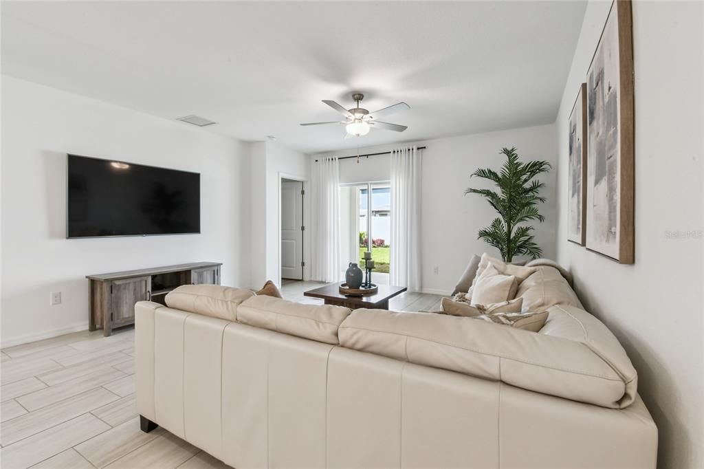 Под контрактом: $415,000 (5 спален, 2 ванн, 2389 Квадратных фут)