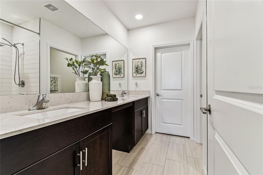 Под контрактом: $415,000 (5 спален, 2 ванн, 2389 Квадратных фут)