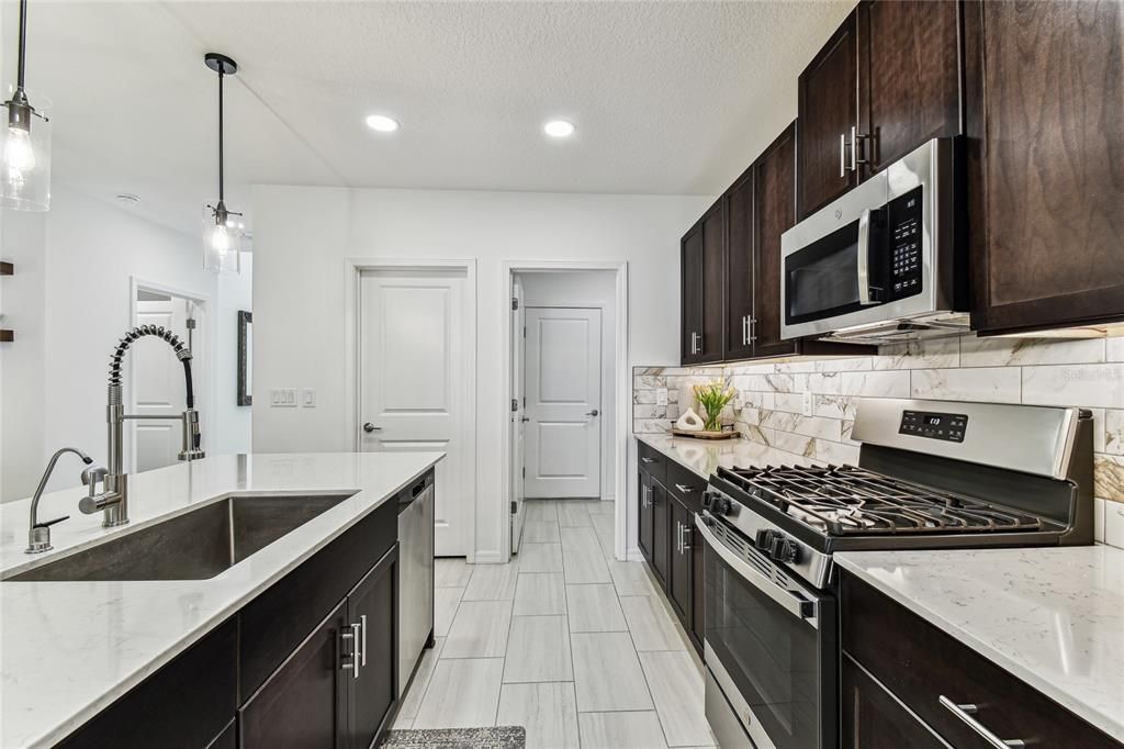 Под контрактом: $415,000 (5 спален, 2 ванн, 2389 Квадратных фут)