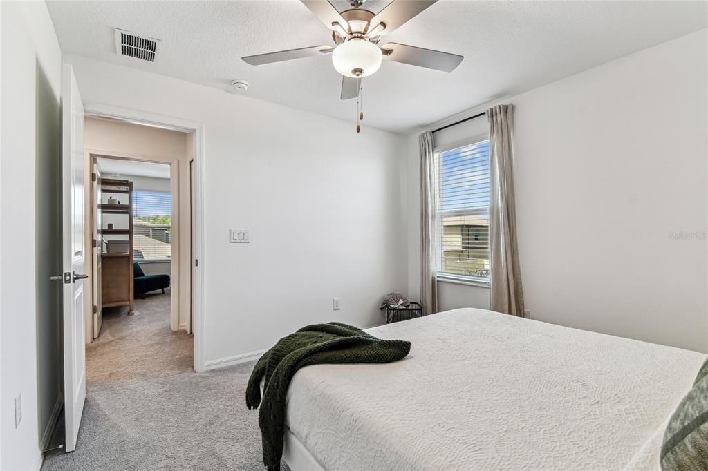 Под контрактом: $415,000 (5 спален, 2 ванн, 2389 Квадратных фут)