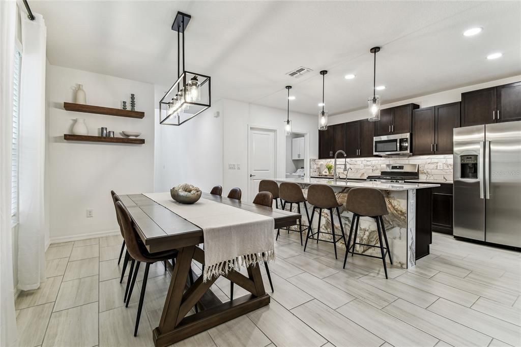 Под контрактом: $415,000 (5 спален, 2 ванн, 2389 Квадратных фут)