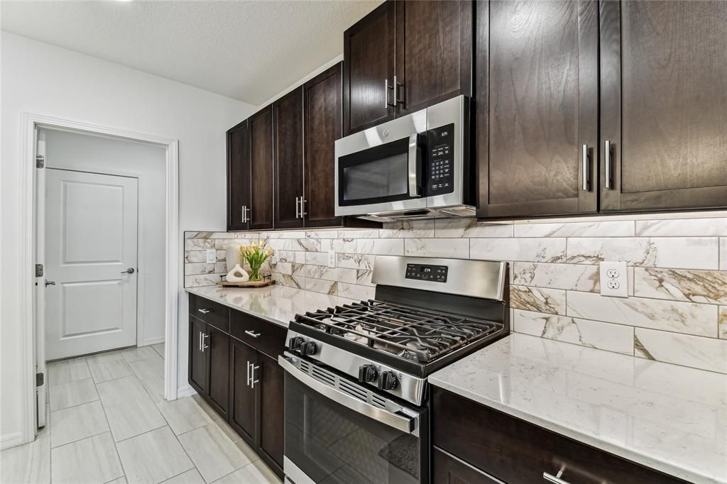 Под контрактом: $415,000 (5 спален, 2 ванн, 2389 Квадратных фут)