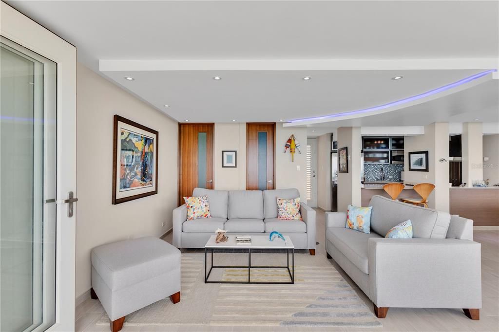 Active With Contract: $465,000 (1 beds, 2 baths, 1032 Square Feet)