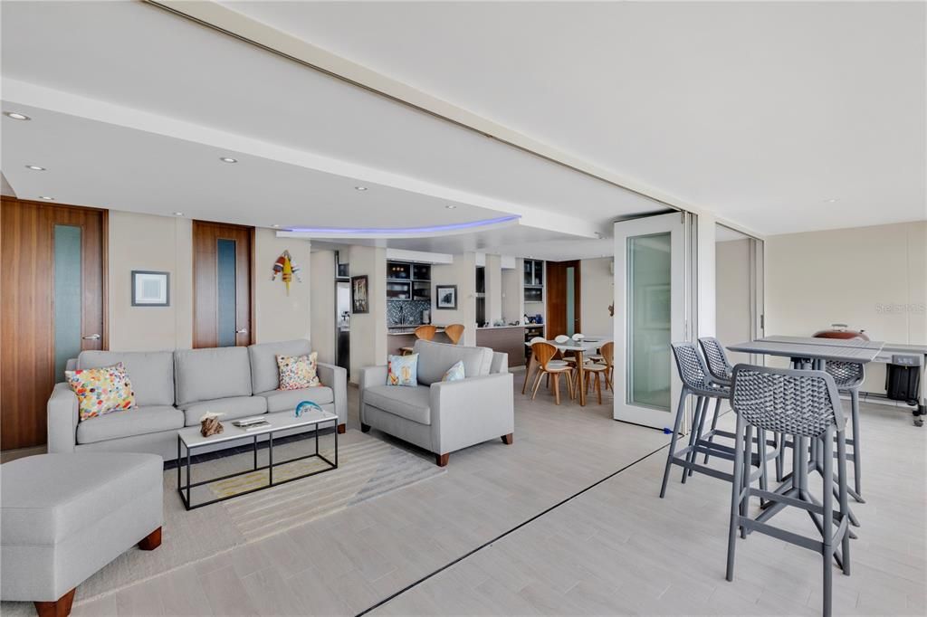 Active With Contract: $465,000 (1 beds, 2 baths, 1032 Square Feet)