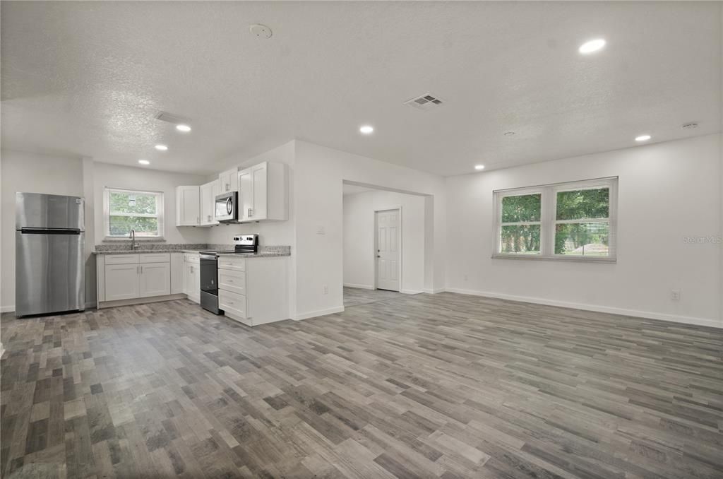 На продажу: $289,900 (3 спален, 2 ванн, 1170 Квадратных фут)