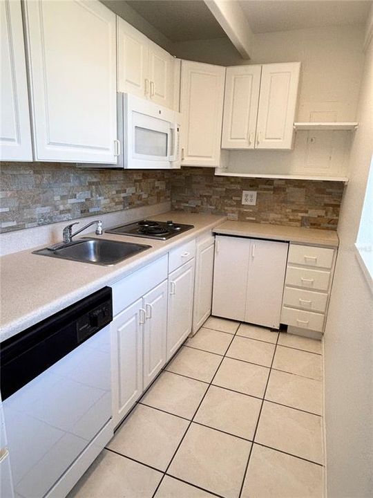 Active With Contract: $150,000 (2 beds, 2 baths, 888 Square Feet)