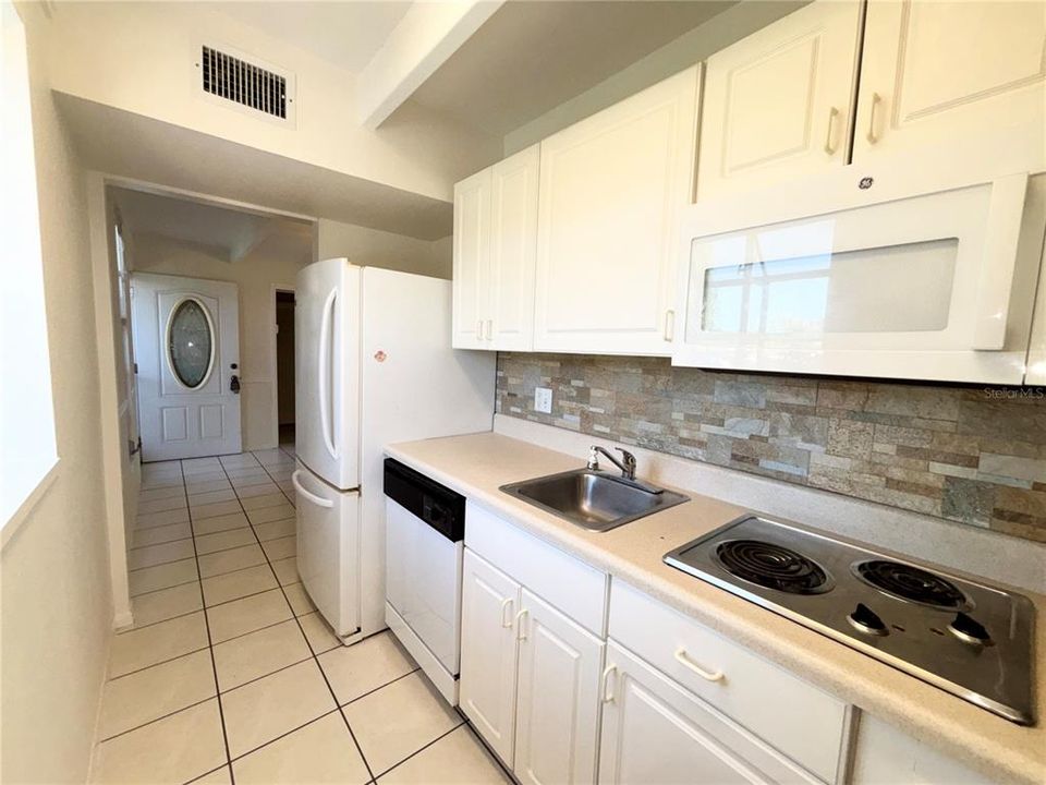 Active With Contract: $150,000 (2 beds, 2 baths, 888 Square Feet)