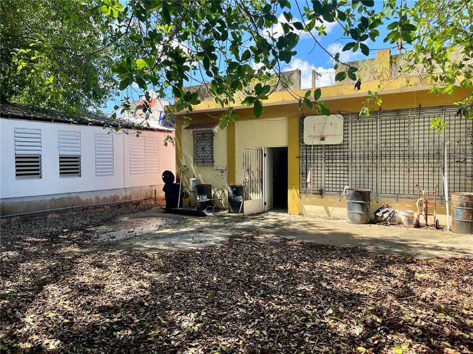 For Sale: $450,000 (3 beds, 2 baths, 6605 Square Feet)