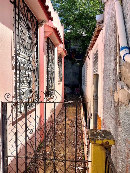 For Sale: $450,000 (3 beds, 2 baths, 6605 Square Feet)