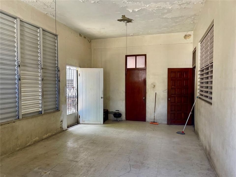 For Sale: $450,000 (3 beds, 2 baths, 6605 Square Feet)