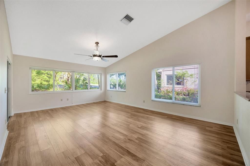 Под контрактом: $250,000 (3 спален, 2 ванн, 1520 Квадратных фут)