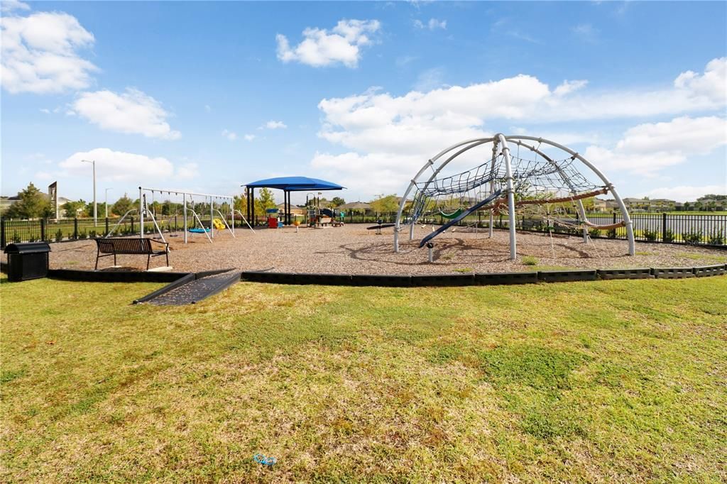 Activo con contrato: $550,000 (4 camas, 3 baños, 3118 Pies cuadrados)