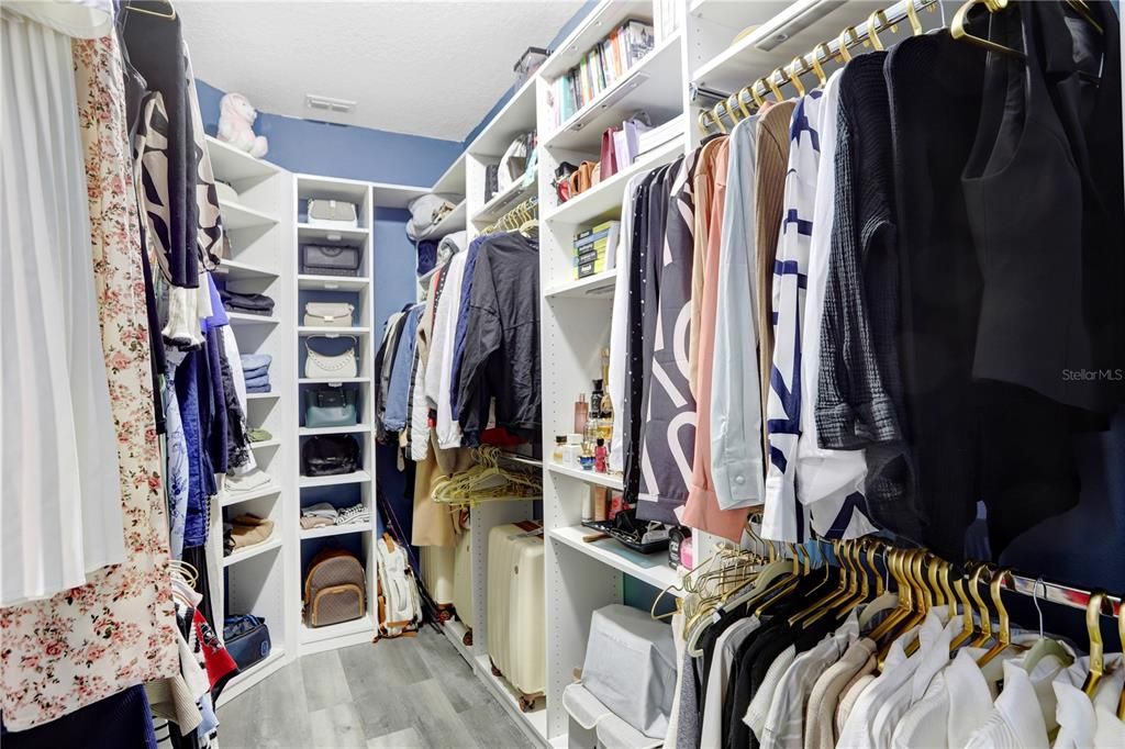 Activo con contrato: $550,000 (4 camas, 3 baños, 3118 Pies cuadrados)