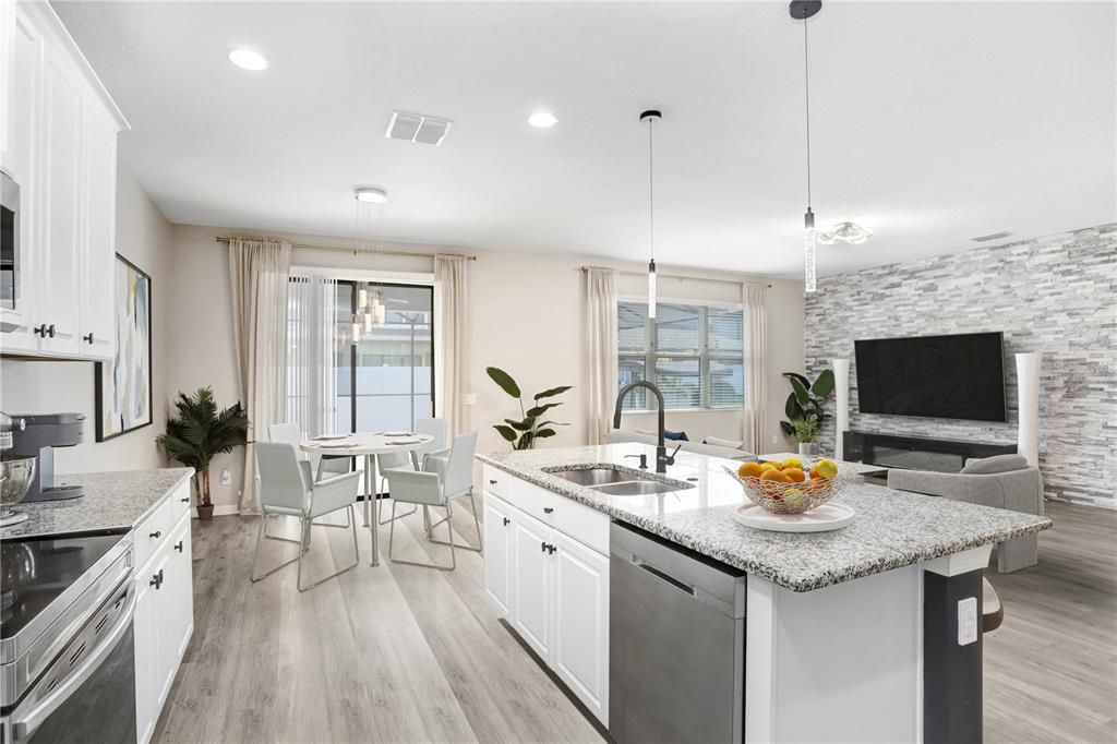 Activo con contrato: $550,000 (4 camas, 3 baños, 3118 Pies cuadrados)