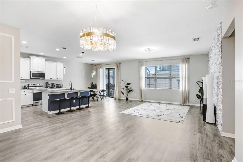 Activo con contrato: $550,000 (4 camas, 3 baños, 3118 Pies cuadrados)