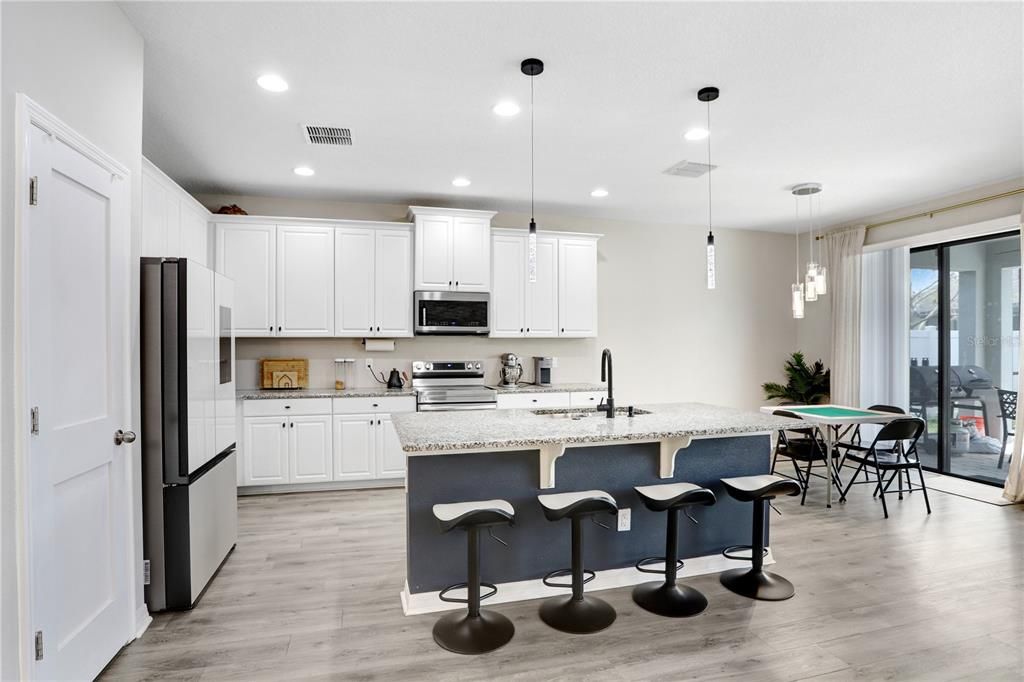 Activo con contrato: $550,000 (4 camas, 3 baños, 3118 Pies cuadrados)