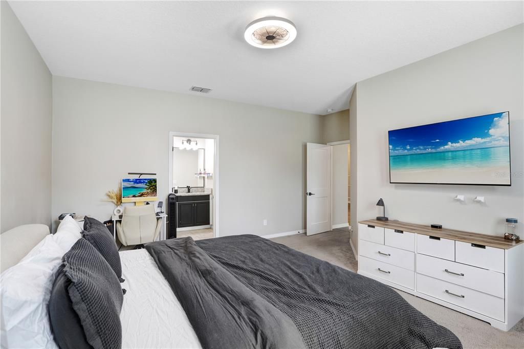 Activo con contrato: $550,000 (4 camas, 3 baños, 3118 Pies cuadrados)