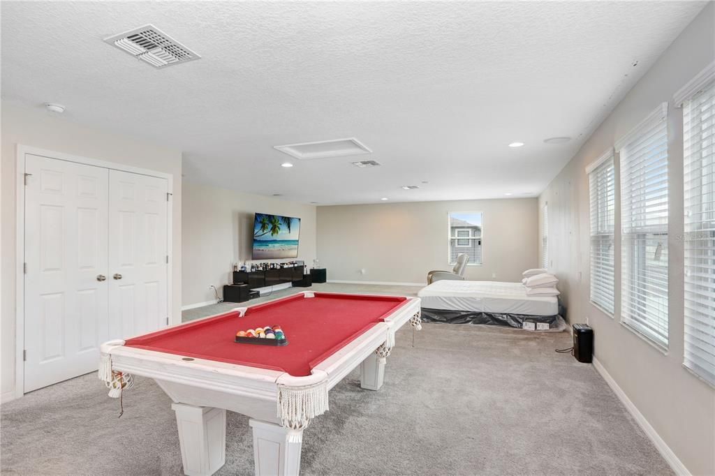 Activo con contrato: $550,000 (4 camas, 3 baños, 3118 Pies cuadrados)