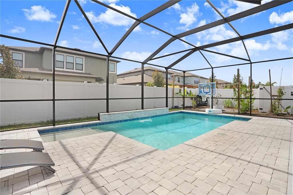 Activo con contrato: $550,000 (4 camas, 3 baños, 3118 Pies cuadrados)