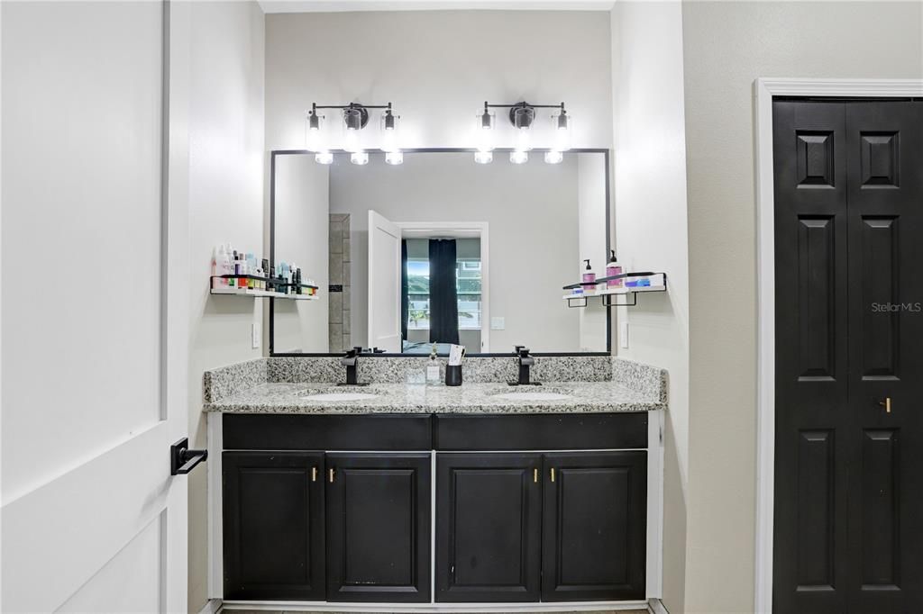 Activo con contrato: $550,000 (4 camas, 3 baños, 3118 Pies cuadrados)