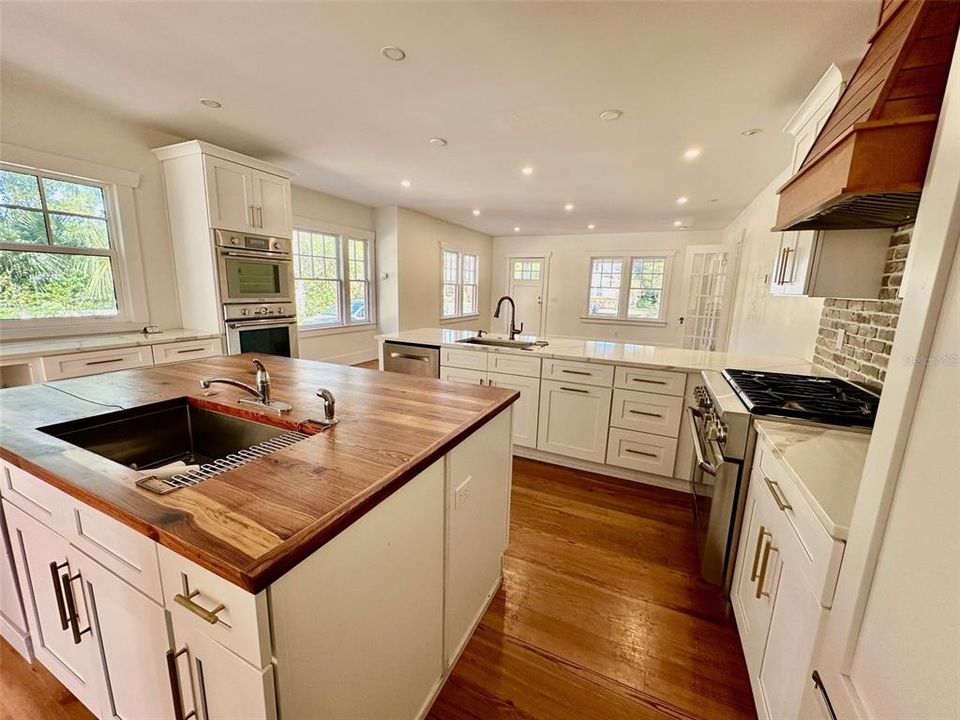 Active With Contract: $402,550 (5 beds, 3 baths, 2107 Square Feet)