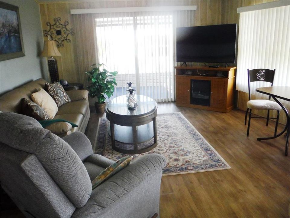 For Sale: $213,000 (2 beds, 2 baths, 1168 Square Feet)