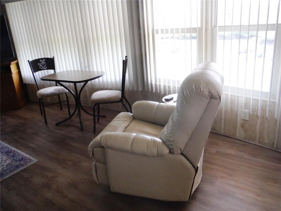 For Sale: $213,000 (2 beds, 2 baths, 1168 Square Feet)