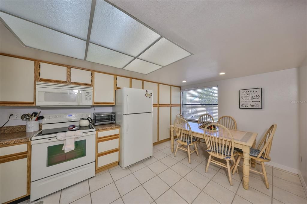 For Sale: $196,777 (2 beds, 2 baths, 865 Square Feet)