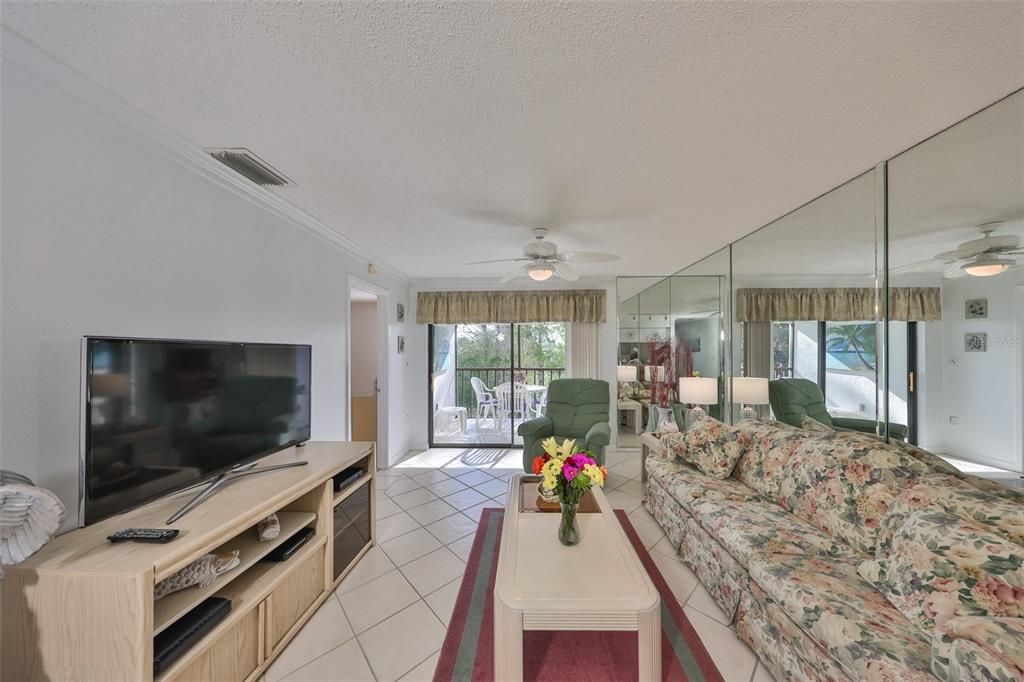 For Sale: $196,777 (2 beds, 2 baths, 865 Square Feet)