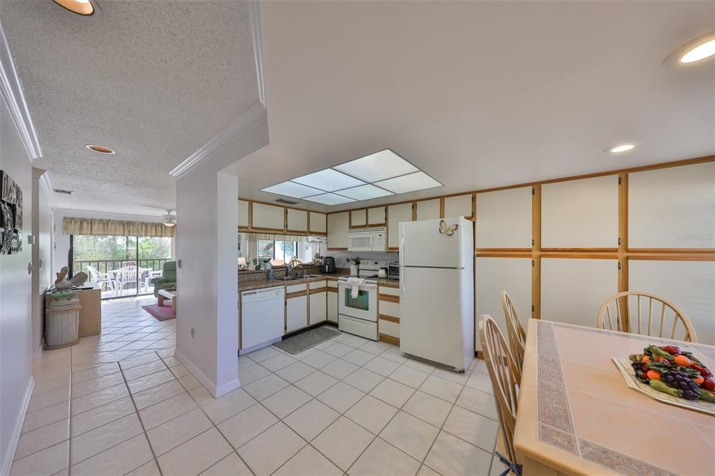 For Sale: $196,777 (2 beds, 2 baths, 865 Square Feet)