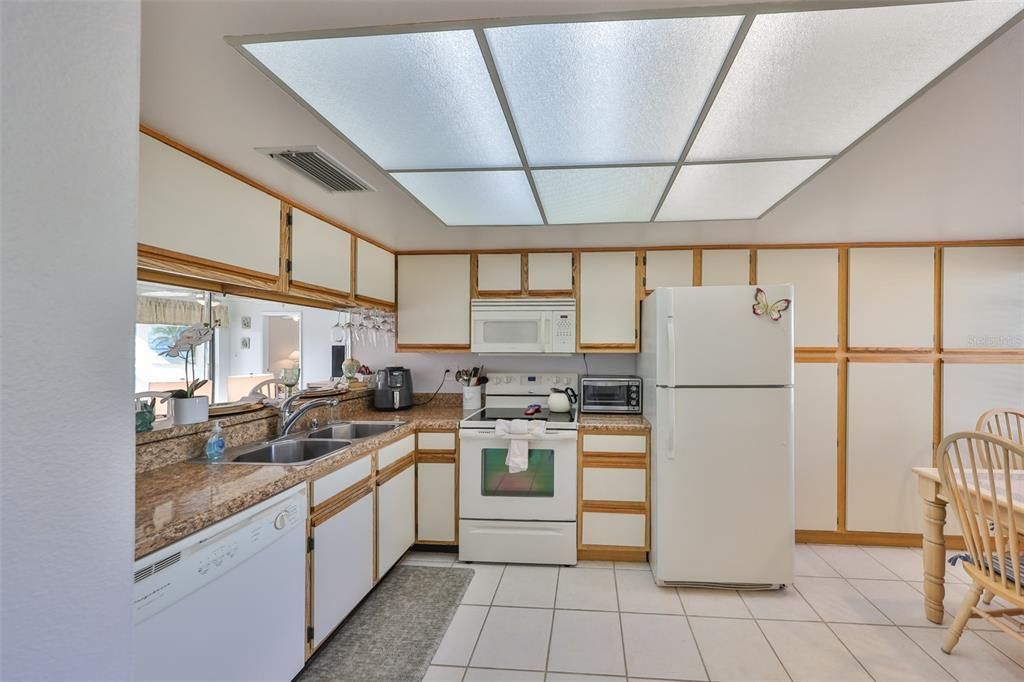 For Sale: $196,777 (2 beds, 2 baths, 865 Square Feet)