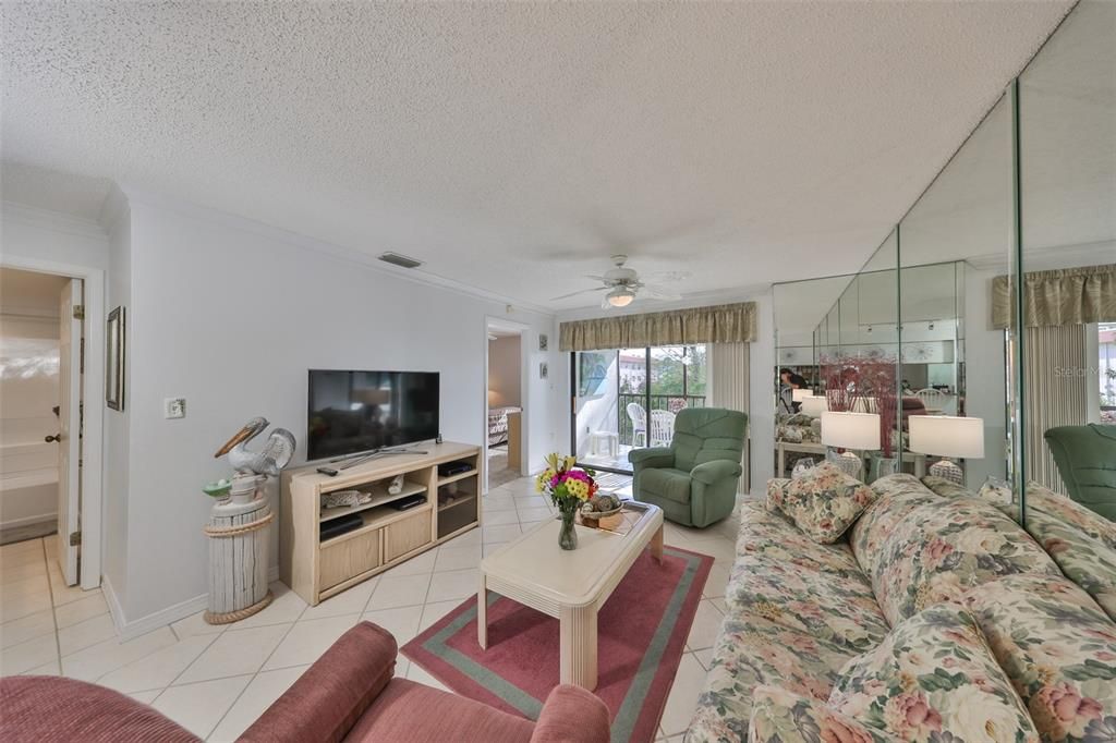 For Sale: $196,777 (2 beds, 2 baths, 865 Square Feet)