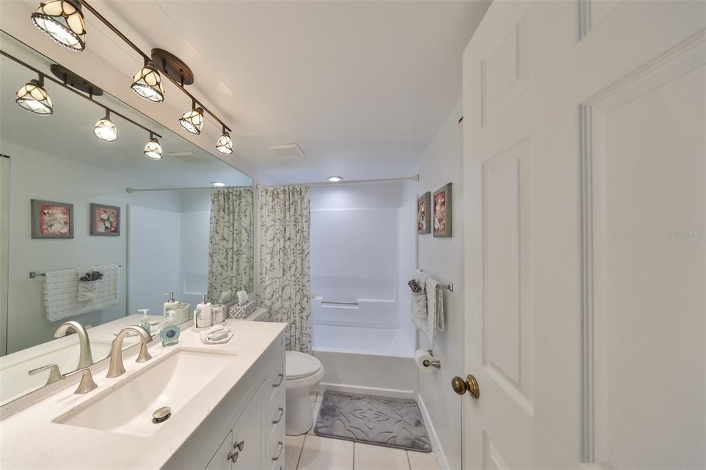 For Sale: $196,777 (2 beds, 2 baths, 865 Square Feet)