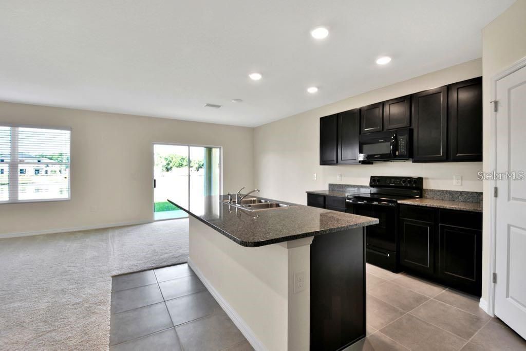 Под контрактом: $2,785 (5 спален, 3 ванн, 2604 Квадратных фут)