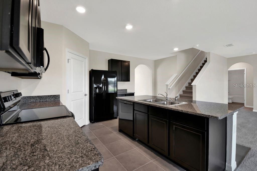 Под контрактом: $2,785 (5 спален, 3 ванн, 2604 Квадратных фут)