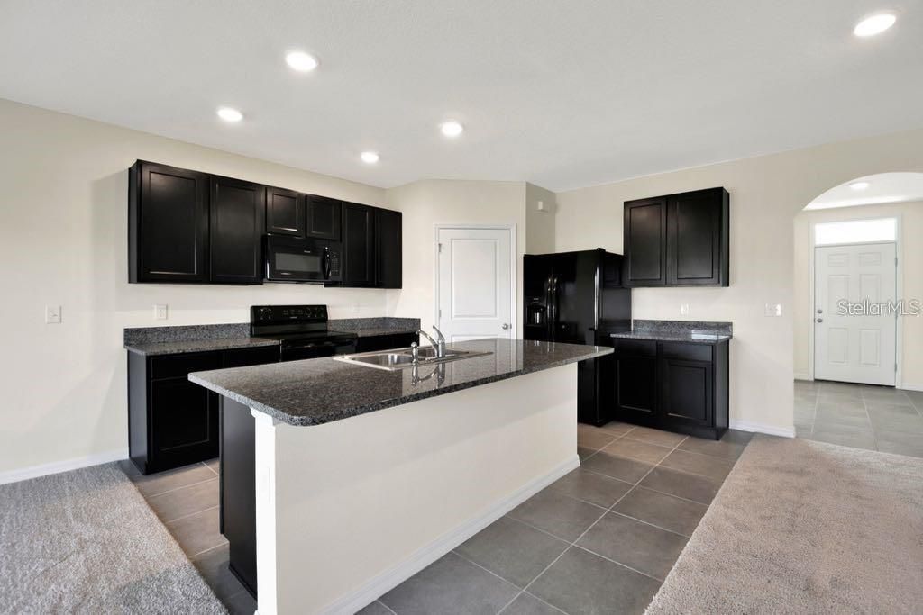 Под контрактом: $2,785 (5 спален, 3 ванн, 2604 Квадратных фут)