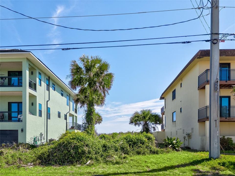 На продажу: $498,500 (0.13 acres)