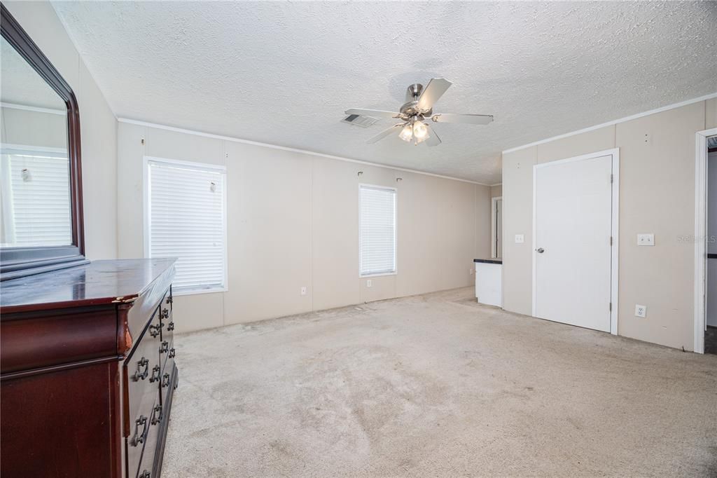 待售: $260,000 (3 贝兹, 2 浴室, 1800 平方英尺)