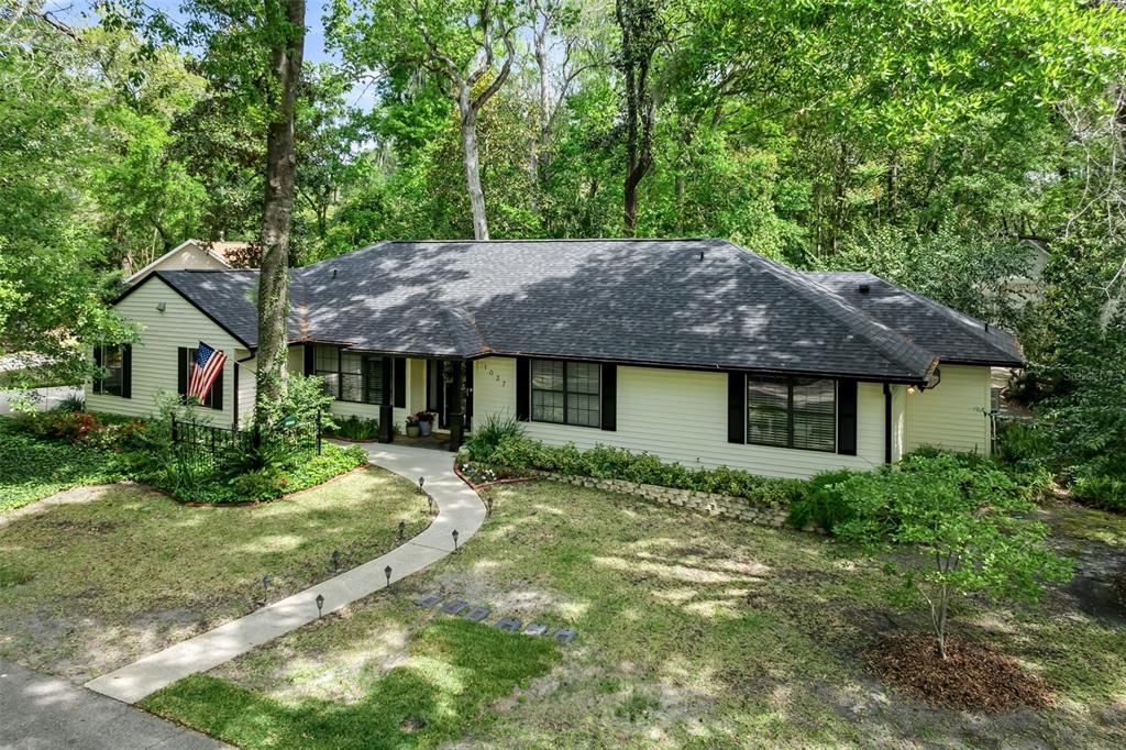 Recently Sold: $570,000 (4 beds, 3 baths, 2476 Square Feet)