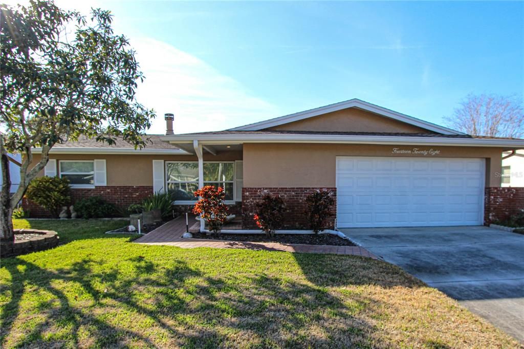 Active With Contract: $2,950 (3 beds, 2 baths, 1573 Square Feet)