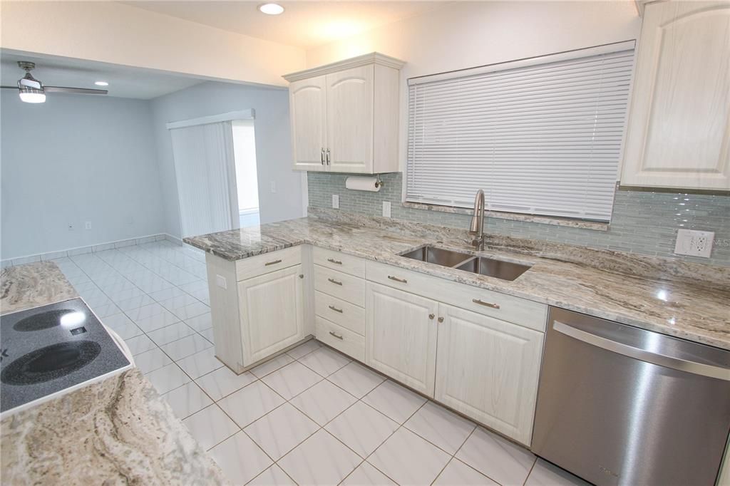 Active With Contract: $2,950 (3 beds, 2 baths, 1573 Square Feet)