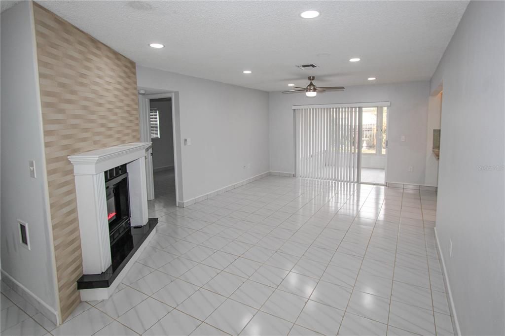 Active With Contract: $2,950 (3 beds, 2 baths, 1573 Square Feet)