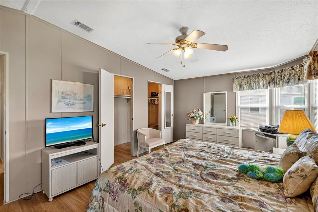 合同活跃: $132,500 (2 贝兹, 2 浴室, 1248 平方英尺)