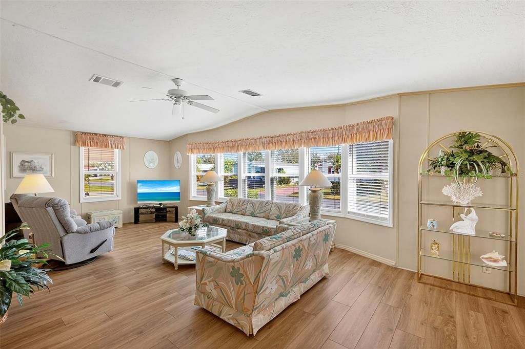 合同活跃: $132,500 (2 贝兹, 2 浴室, 1248 平方英尺)