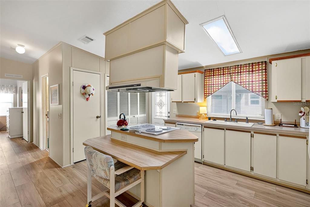 合同活跃: $132,500 (2 贝兹, 2 浴室, 1248 平方英尺)