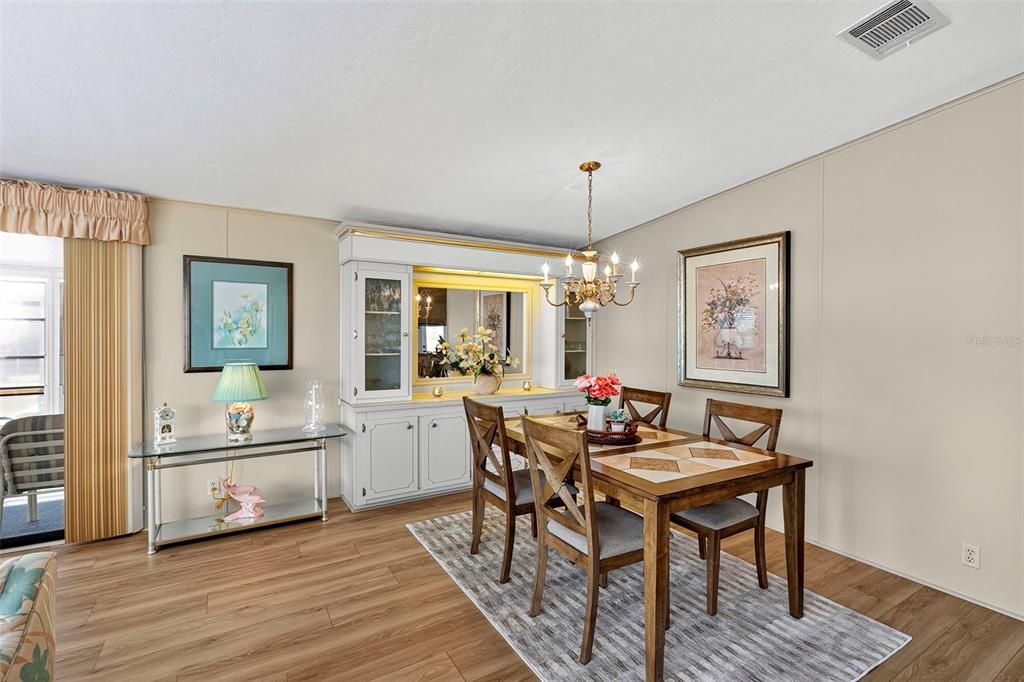 合同活跃: $132,500 (2 贝兹, 2 浴室, 1248 平方英尺)