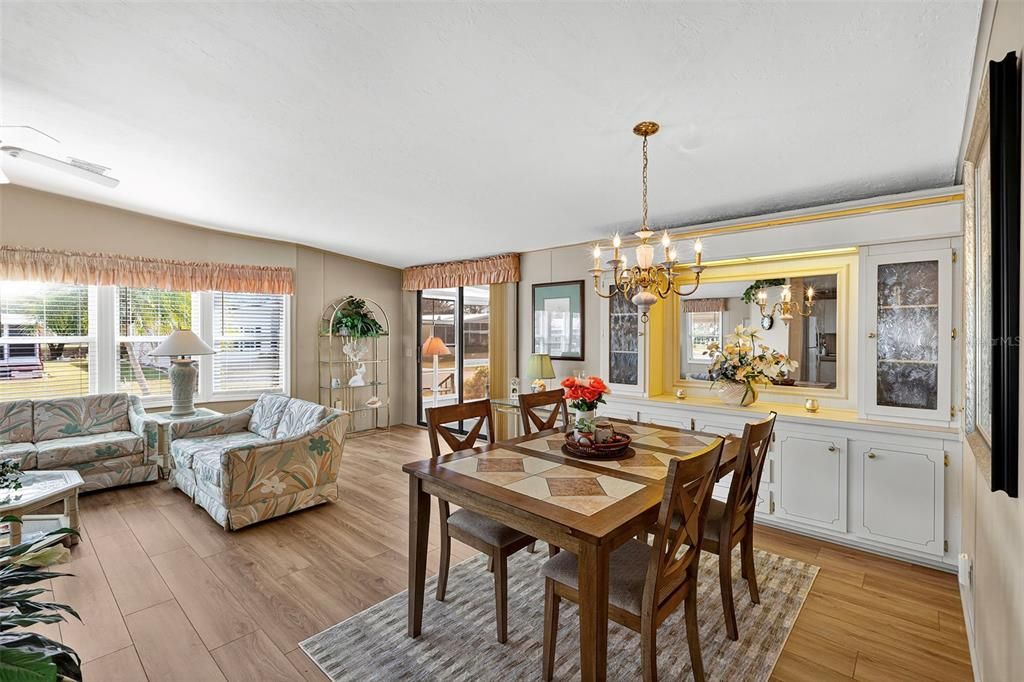 合同活跃: $132,500 (2 贝兹, 2 浴室, 1248 平方英尺)