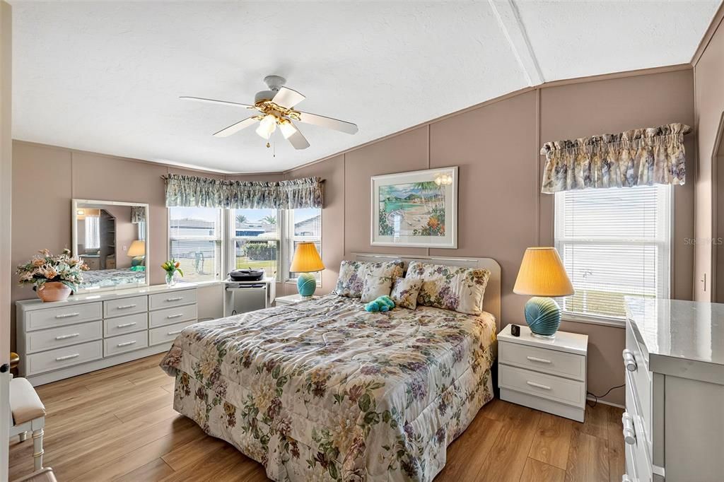 合同活跃: $132,500 (2 贝兹, 2 浴室, 1248 平方英尺)