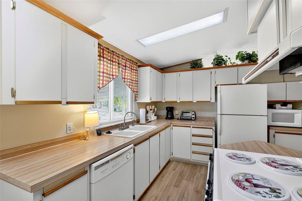 合同活跃: $132,500 (2 贝兹, 2 浴室, 1248 平方英尺)