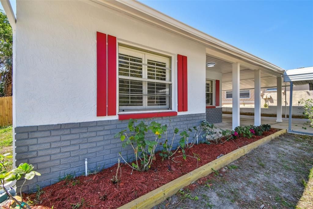 Recently Sold: $349,900 (2 beds, 1 baths, 926 Square Feet)